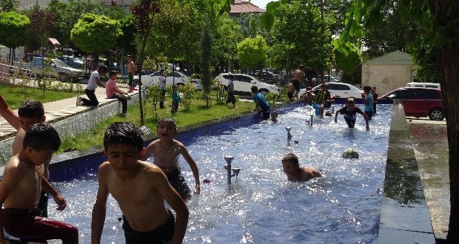 Çocuklar süs havuzlarında serinlemeye çalıştı