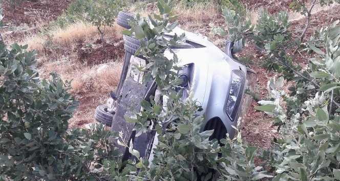 Siirt’te şarampole yuvarlanan araçta 3 kişi yaralandı