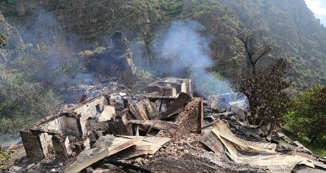 Yusufeli’nde 1 kişinin öldüğü 7 evin kül olduğu yangının acı bilançosu gün ağarınca ortaya çıktı