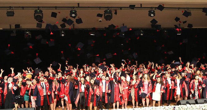 Doğuş Üniversitesi 2018-2019 mezunlarını verdi