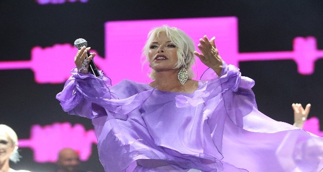 Ajda Pekkan, Alanya’da hayranlarını coşturdu