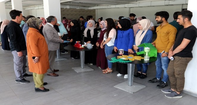 Ağrı İbrahim Çeçen Üniversitesi öğrencileri “Sıfır Atık Projesi” materyal sergisi açtı
