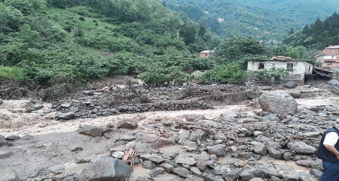 Trabzon’un Araklı ilçesinde yaşanan sel afeti ile valilikten ilk açıklama geldi