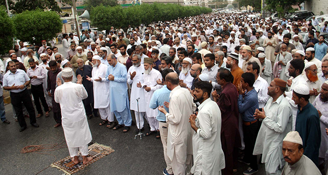 Pakistan’da Mursi için gıyabi cenaze namazı kılındı