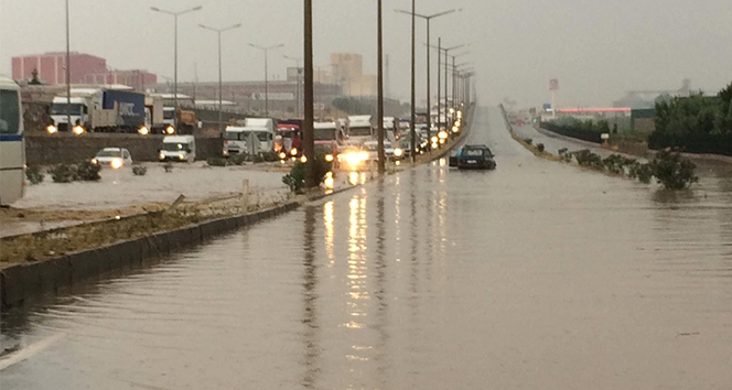 İzmir-Ankara karayolunu su bastı