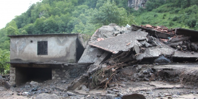 Sel sonrası evlerine ilk kez geldiler