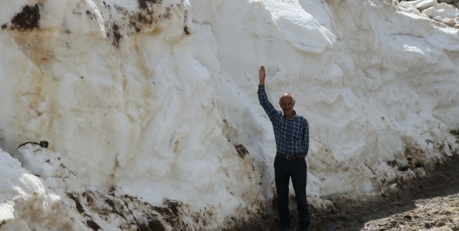 Yaz mevsiminde 5 metre karla mücadele