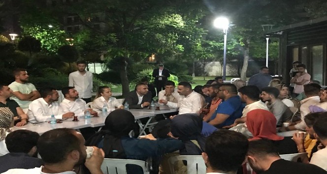 İstanbul’da gençlerden Başkan Arı’ya sevgi seli