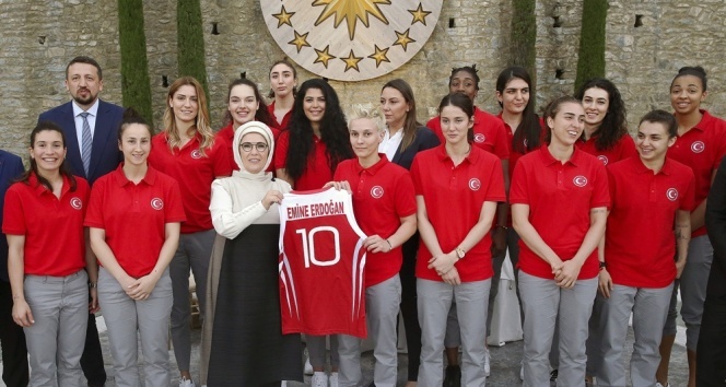 Emine Erdoğan, A Milli Kadın Basketbol Takımı ile buluştu