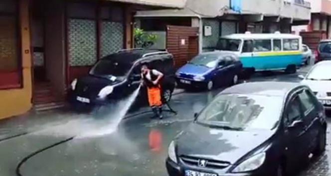 Sokakları dans ederek temizliyor