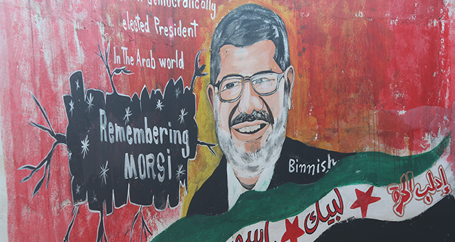 İdlibli ressam Mursi’nin resmini duvara çizdi