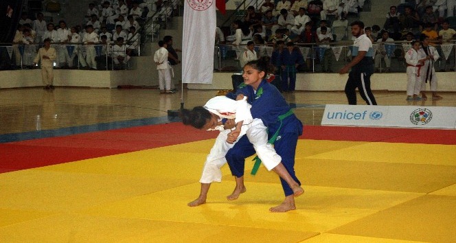 Türk ile Suriyeli çocuklar, judo turnuvasında buluştu