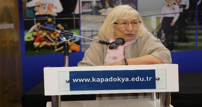 Alev Alatlı’dan gençlere çağrı: “Başınızı sudan çıkartın”