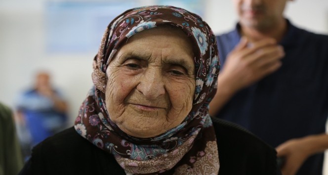 106 yaşındaki asırlık nine her ay maaşını kendisi çekiyor