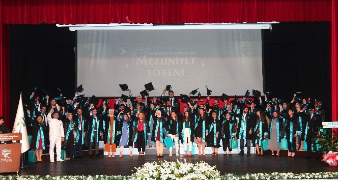 Recep Tayyip Erdoğan Üniversitesi’nde mezuniyet coşkusu