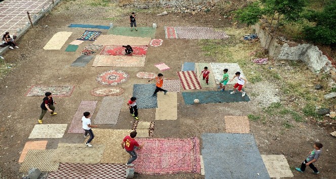 Yozgat’ta çocuklar eski halı ve kilimlerle halı saha yaptı