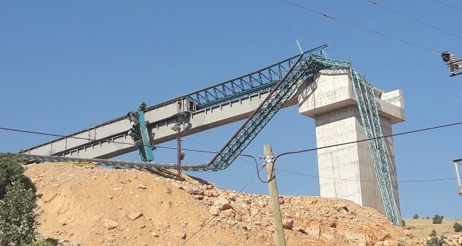 Siirt’te köprü yapımında kullanılan vinç devrildi: 1 yaralı