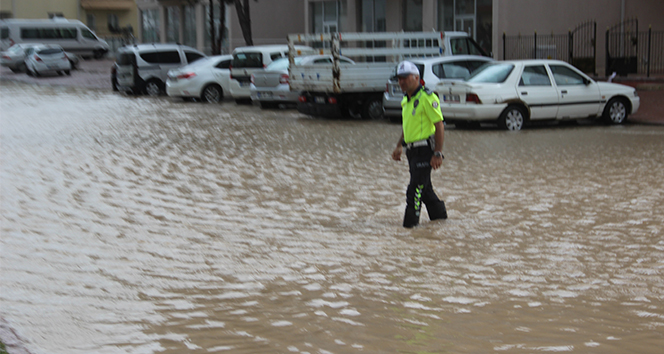 Sivas’ta şiddetli yağış caddeleri göle çevirdi