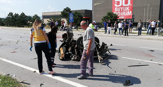 Ortadan ikiye ayrÄ±lan otomobilde Ã¶len 2 kiÅinin kimlikleri belli oldu