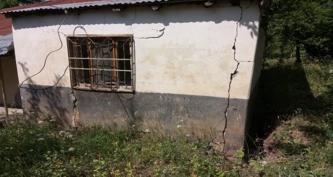 Bingöl’de heyelan nedeniyle iki ev boşaltıldı