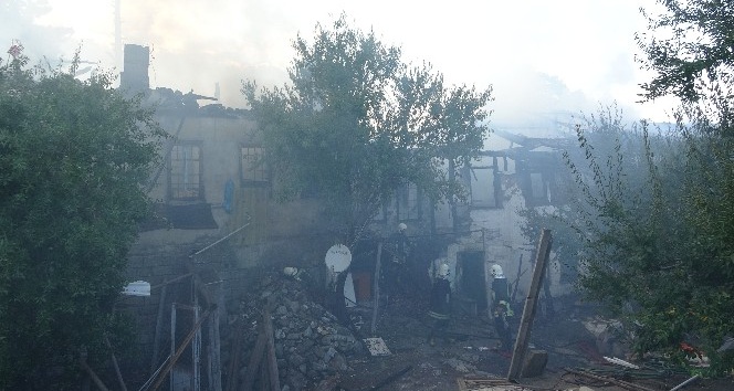 Isparta’daki ahşap evler cayır cayır yanıyor