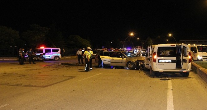 Otomobil, sivil polis aracına çarptı: 2 polis yaralandı