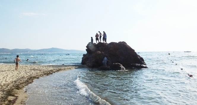 Burhaniye Ören plajındaki Deniz Kızı Heykeli ilgi odağı oldu