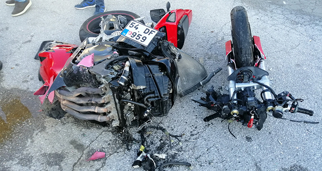 Otomobille çarpışan motosiklet ikiye bölündü: 2 ağır yaralı