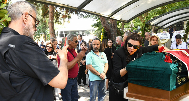 Enis Foforoğlu&#039;nun cenazesinde Hamdi Alkan ile eşinin tartışılan fotoğrafı