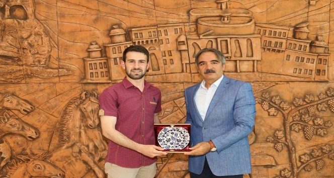 NEVÜ Rektörü Bağlı Üniversite birincisi Otkan’ı tebrik etti