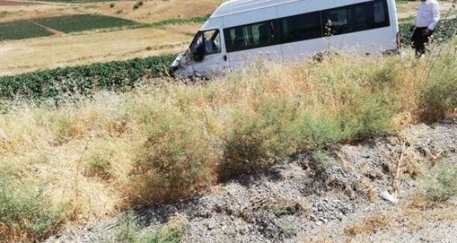Siirt’te minibüs ile otomobil çarpıştı: 1’i ağır 10 yaralı