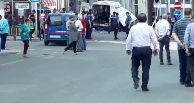 Edirne’nin Meriç ilçesinde Jandarmanın dur ihtarına uymayan içerisinde 40’ın üzerinde göçmenin bulunduğu panelvan araç jandarmadan kaçarken kaza yaptı:11 ölü, çok sayıda yaralı var.