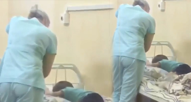 Rus hemşire tedavi gören çocuğu yatağa bağladı