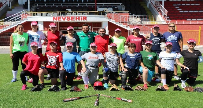 Softbol Kadın Milli Takımı Avrupa Şampiyonası’na hazırlanıyor