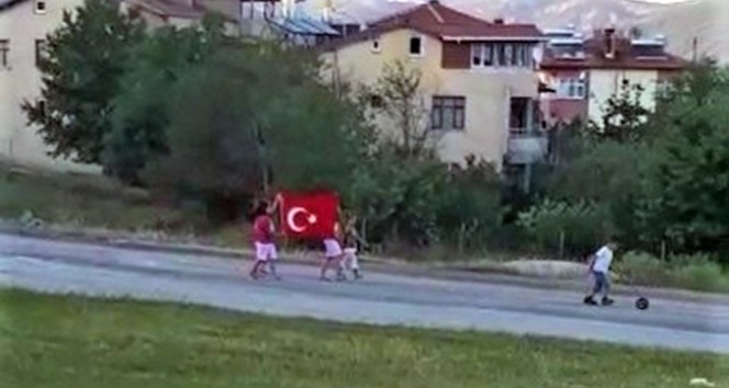 Miniklerin Türk Bayrağı ile duygulandıran o anları