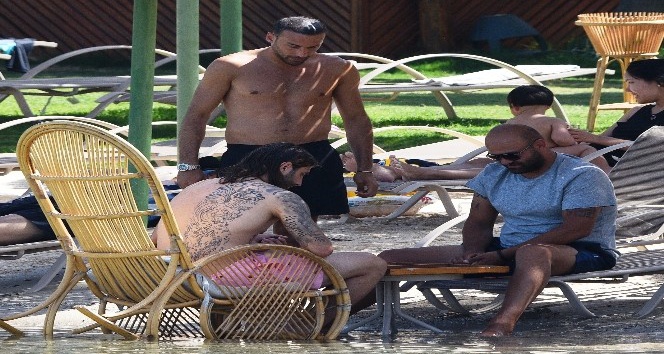 Cenk Tosun Bodrum’da tatilde
