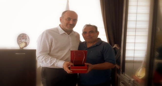 Soyer’den İHA muhabirine teşekkür plaketi