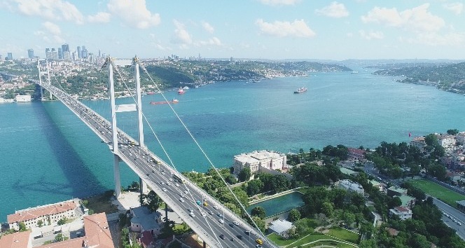15 Temmuz Şehitler Köprüsü’nde oluşan trafik yoğunluğu havadan görüntülendi