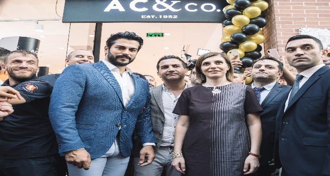 Burak Özçivit, Romanya’da hayranlarıyla buluştu