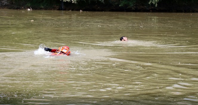 Sakarya Nehri’ne düşen vatandaşların kurtarılma anları nefes kesti