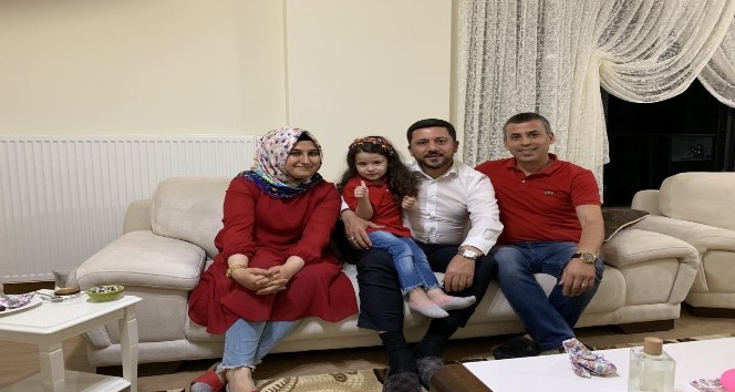 4 yaşındaki Zeynep Su davet etti, Başkan Rasim Arı çaya gitti
