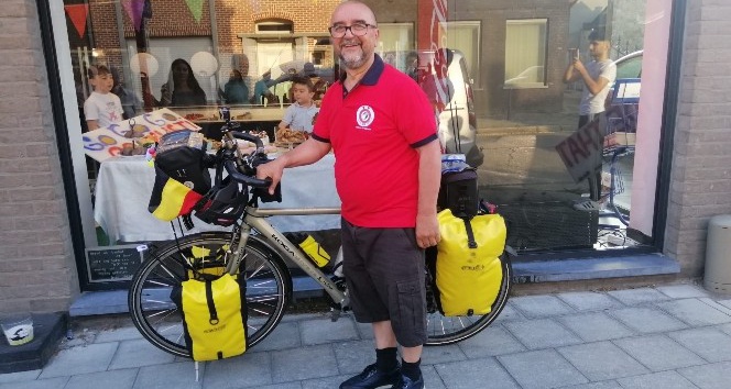 Bisiklet ile Belçika’dan Kayseri’ye yola çıkan gurbetçiyi ailesi ardından su dökerek uğurladı