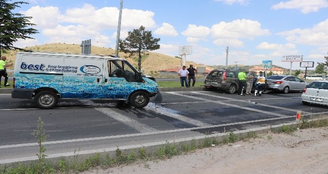 Köpeğe çarpmamak için durdu, zincirleme kazaya neden oldu