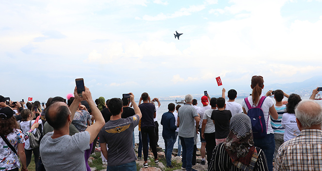 Ä°zmit semalarÄ±ndaki Solo TÃ¼rk gÃ¶sterisi izleyenleri duygulandÄ±rdÄ± ile ilgili gÃ¶rsel sonucu