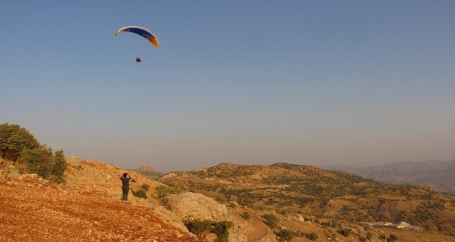 Şırnak’ta ilk defa yamaç paraşütü hedef yarışması yapıldı