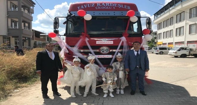 Nakliyeci kardeşler, tırı sünnet aracı yaparak çocuklarını gezdirdiler.