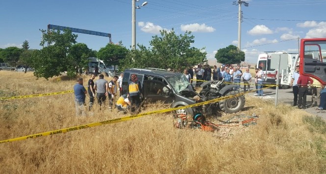 Kahramanmaraş’ta hafif ticari araçla traktör çarpıştı: 2 ölü, 1 yaralı