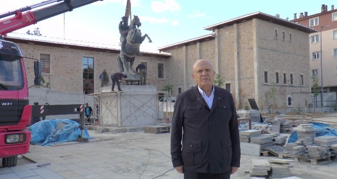 Bayburt’ta Atatürk anıtı tekrar yerine monte edildi