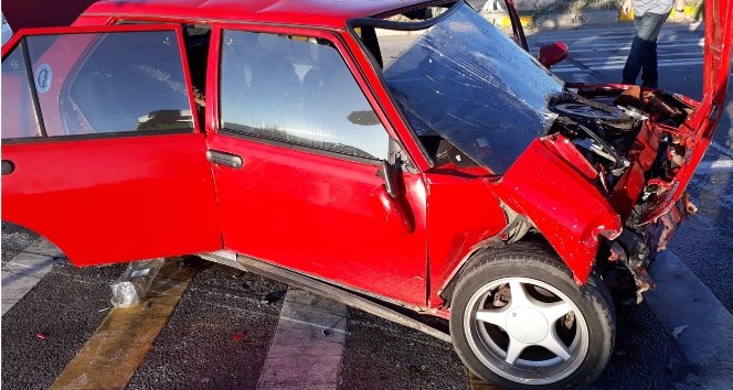 Otomobil kırmızı ışıkta bekleyen araca çarptı: 3 yaralı