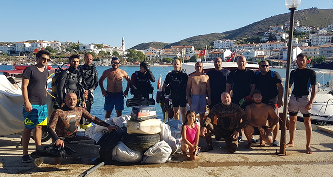 Datça’da denizden 1,5 ton çöp çıkartıldı